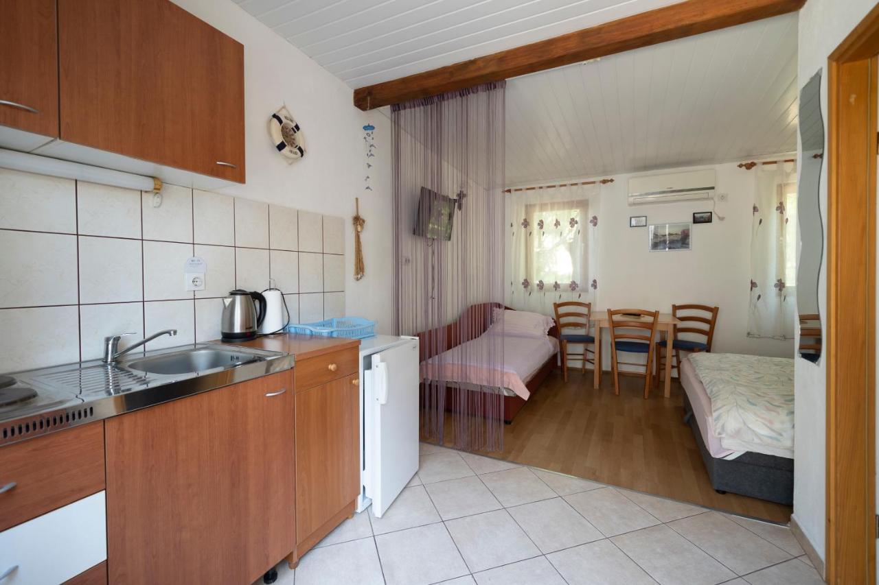 Studio Apartman Ema Gornji Karin Exterior photo